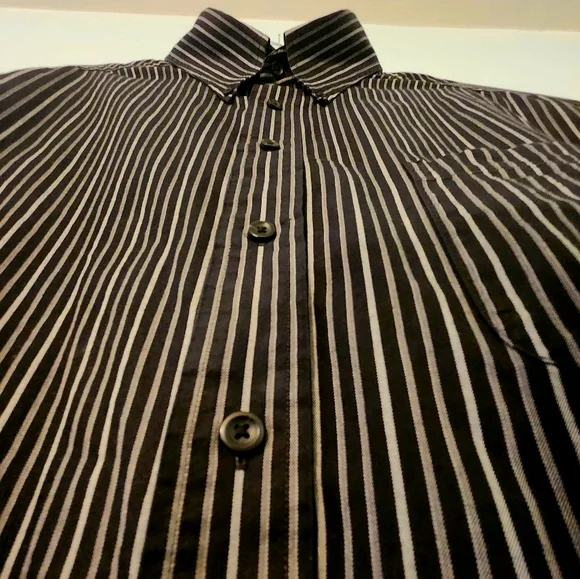 EUC Roundtree button down shirt - Picture 2 of 4